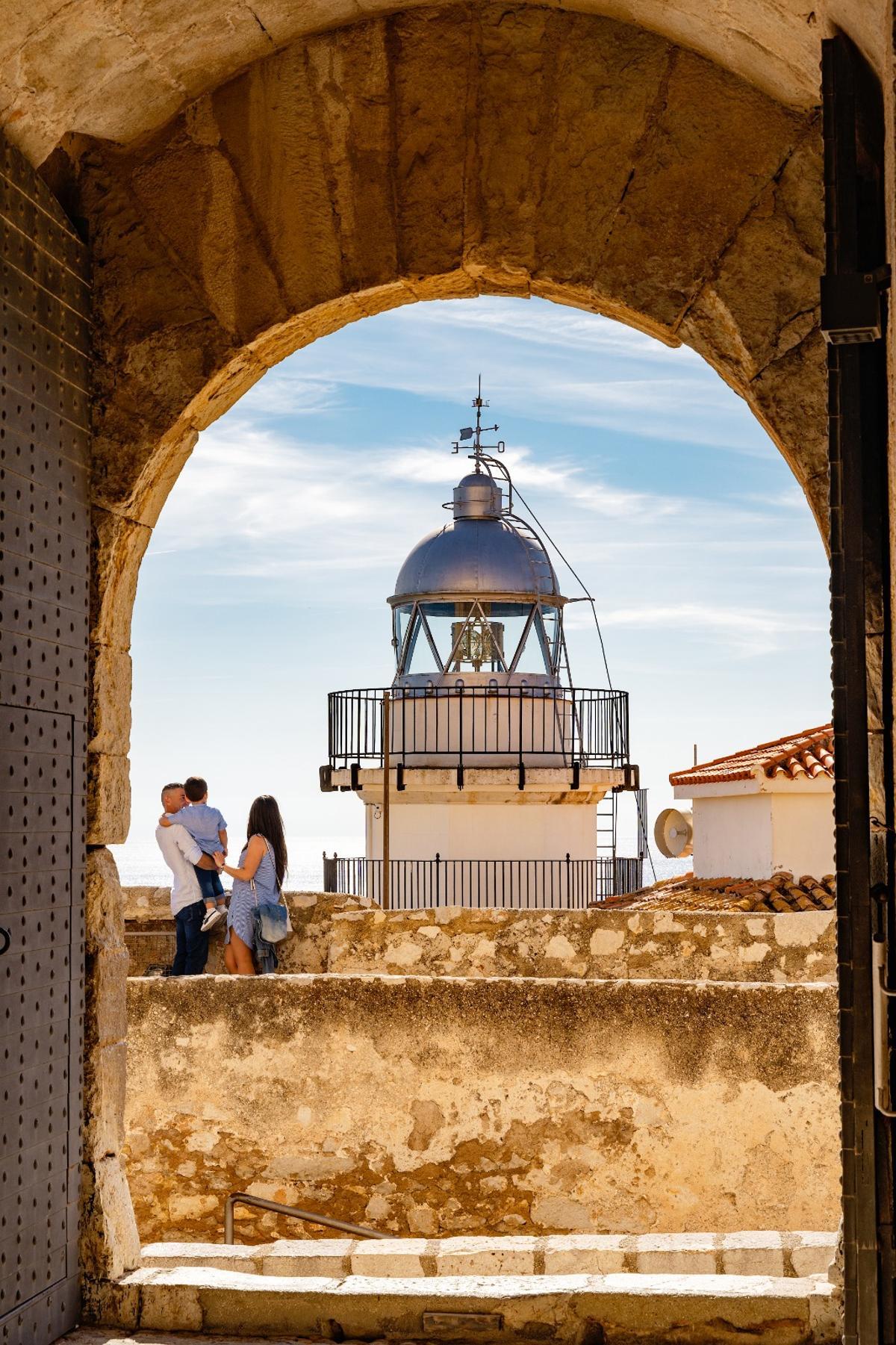 La edificación actual del faro data del 1892 y está situado junto a la entrada del castillo templario