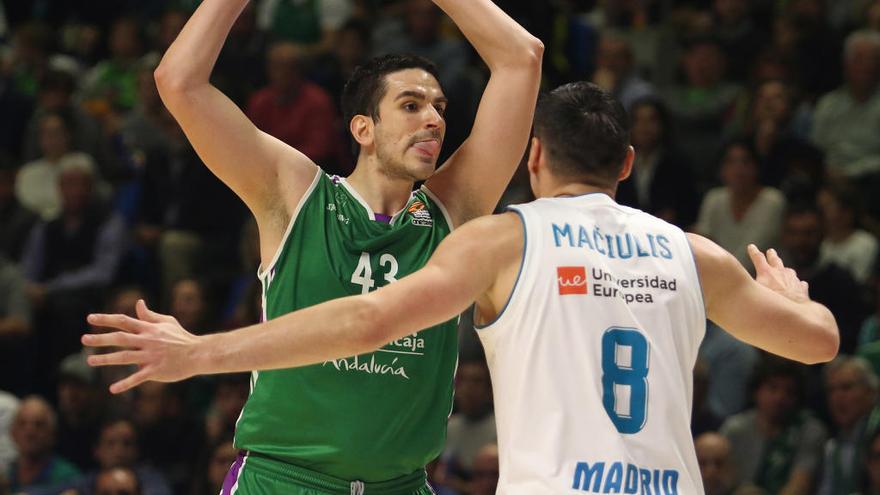 El capitán del Unicaja, Carlos Suárez, defendido por Maciulis, del Real Madrid, en Euroliga.