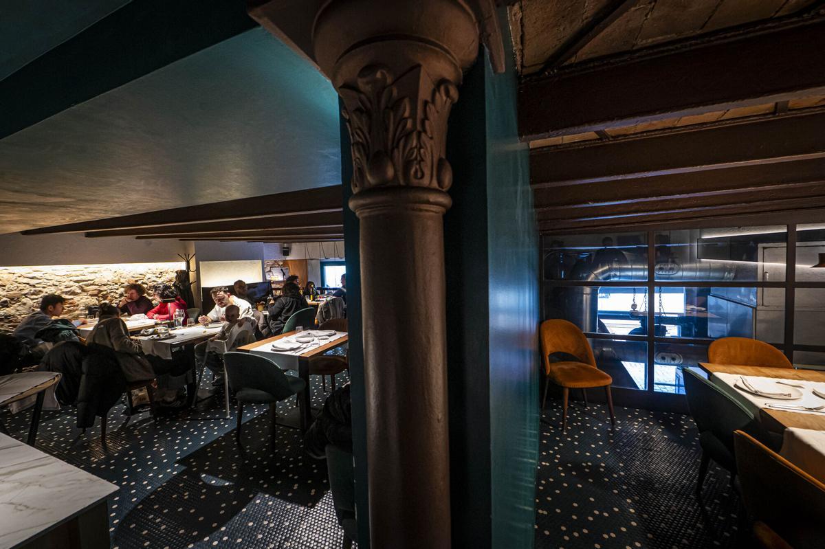 Barcelona, 07/01/2026. Barcelona. Casa Amàlia celebra 75 años. Foto de los dos emprendedores que resucitaron el restaurante, Jordi Castan y Sergi Suaña, posando con un plato conmemorativo, con el local de fondo. Palabras clave: Casa Amàlia, 75 aniversario, restaurante, Barcelona, gastronomía, tradición, emprendedores, Jordi Castan, Sergi Suaña, plato conmemorativo, interior del local, hostelería. AUTOR: MANU MITRU