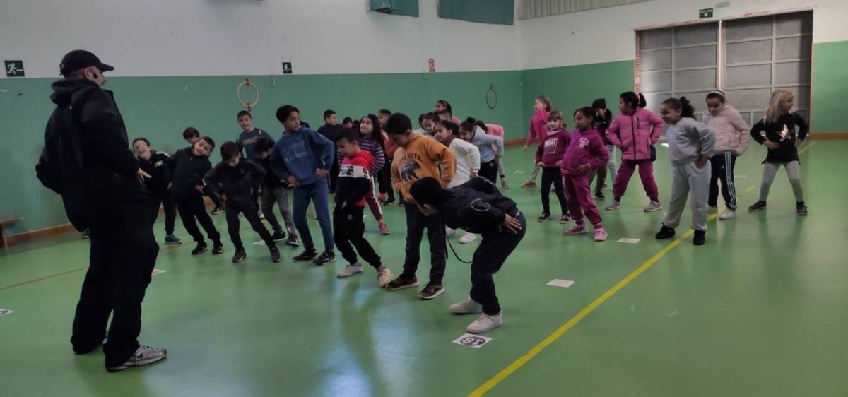 Los alumnos del CEIP Nuestra Señora del Rosario de Alhama de Murcia reciben la visita del grupo folklórico ‘Villa de Alhama’. | L.O.