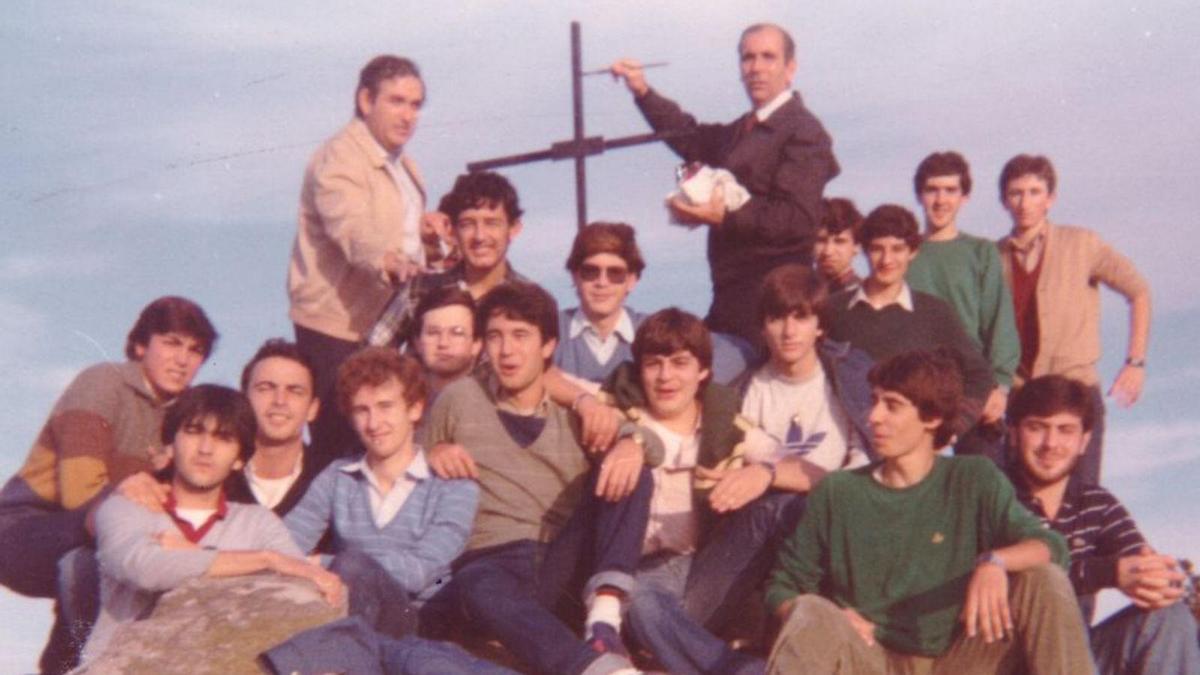 Los profesores y alumnos que colocaron la cruz del mirador de Xiabre en Vilagarcía, en los 70.