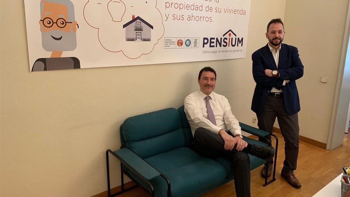 Miquel Perdiguer (sentado), consejero delegado de Pensium, y David Igual, director de operaciones