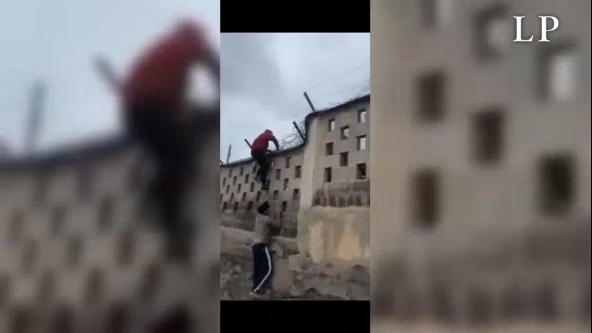 Migrantes saltan el muro de una finca en El Salobre