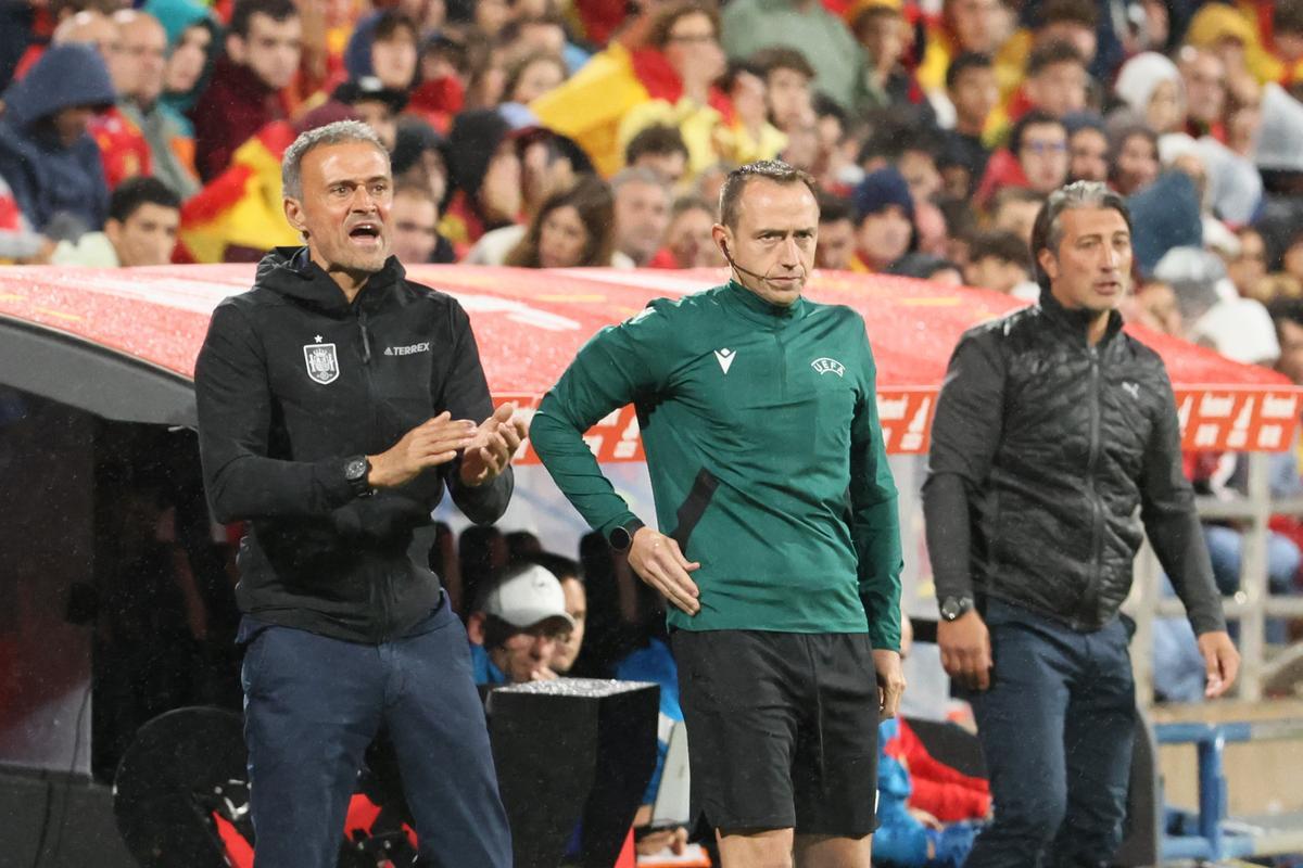 ZARAGOZA, 24/09/2022.- El entrenador de la selección española, Luis Enrique (i), durante el partido de la Liga de Naciones que España y Suiza disputan este sábado en el estadio de La Romareda, en Zaragoza. EFE/Toni Galán