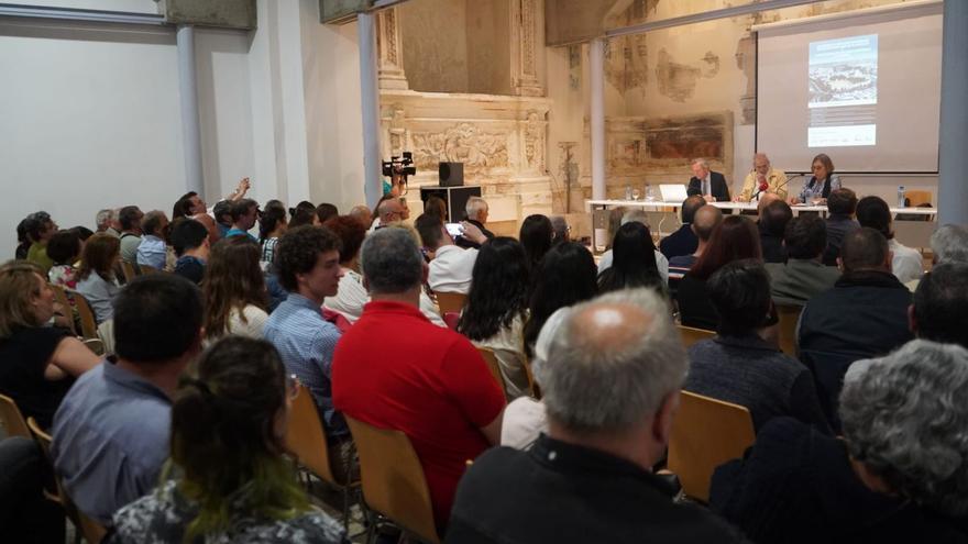 Rafael Moneo, con Pedro Lucas del Teso y Concha González en la conferencia de la Biblioteca Pública.