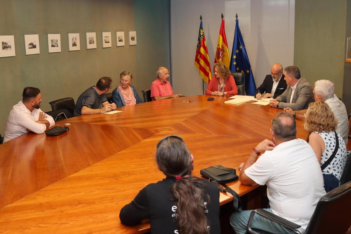 La alcaldesa Amparo Folgado durante la firma del convenio con entidades sociales de Torrent.