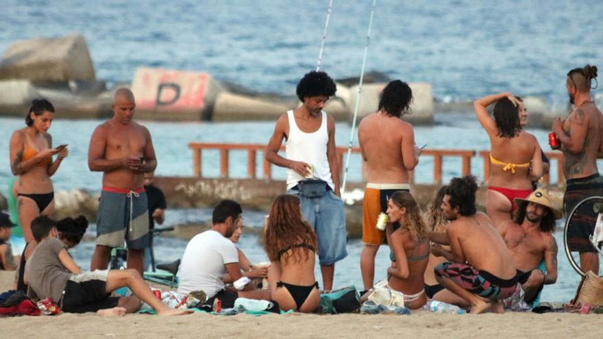 Un grup de persones fan el &#039;botellón&#039; a la platja de la Barceloneta de Barcelona el 28 de juliol del 2020 abans de les 12 hores de la nit
