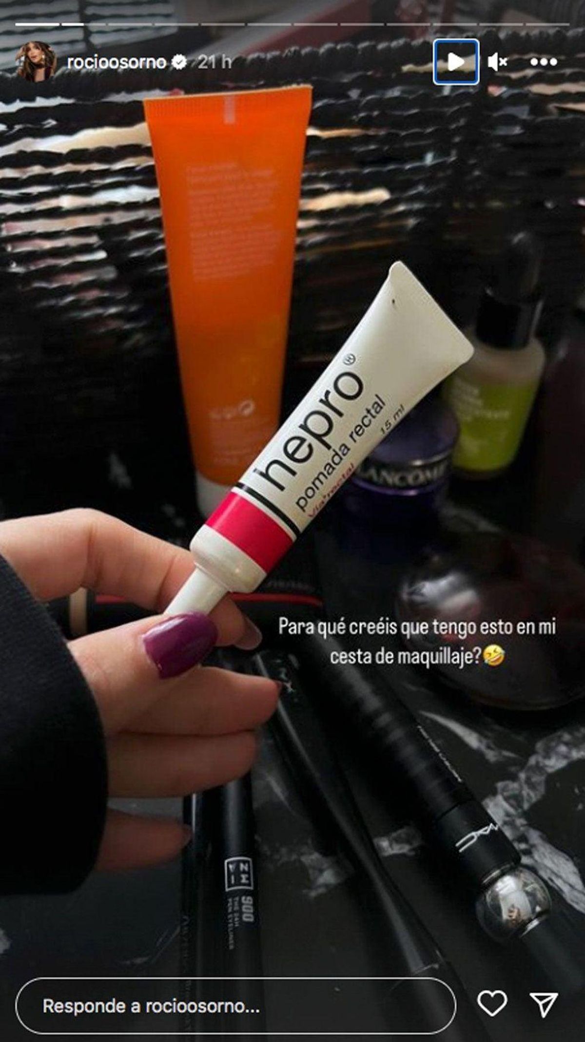 Rocío Osorno enseñando la crema de las hemorroides.