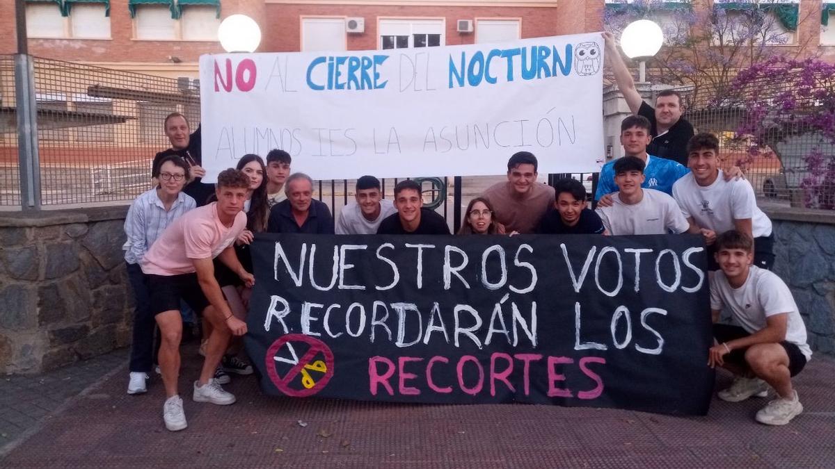 Alumnos y profesores del IES La Asunción de Elche en una de las protestas contra el cierre del turno nocturno de Bachillerato..