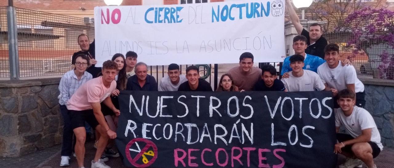 Alumnos y profesores del IES La Asunción de Elche en una de las protestas que han iniciado.