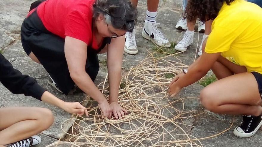 Obradoiro  participativo sobre cestería impartido por Julia de la Cal na aldea do Couto / XUNTA DE GALICIA