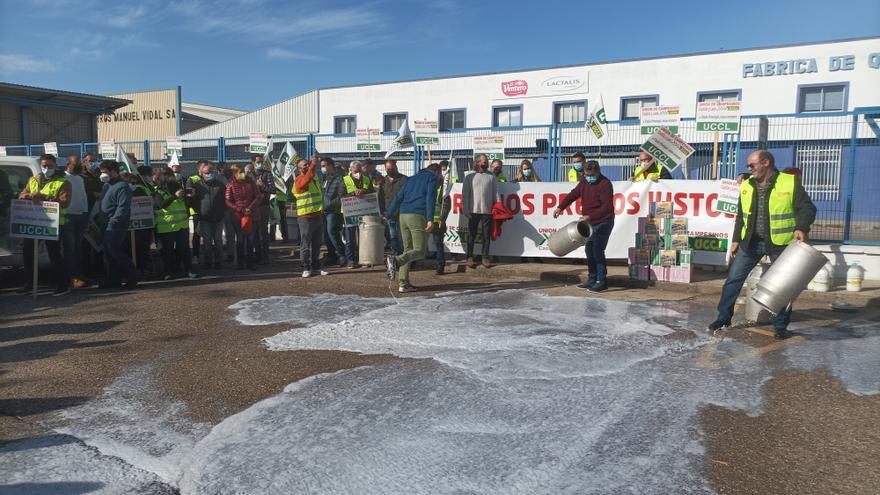 VÍDEO | Ganaderos de UCCL, con la leche por los suelos en Zamora