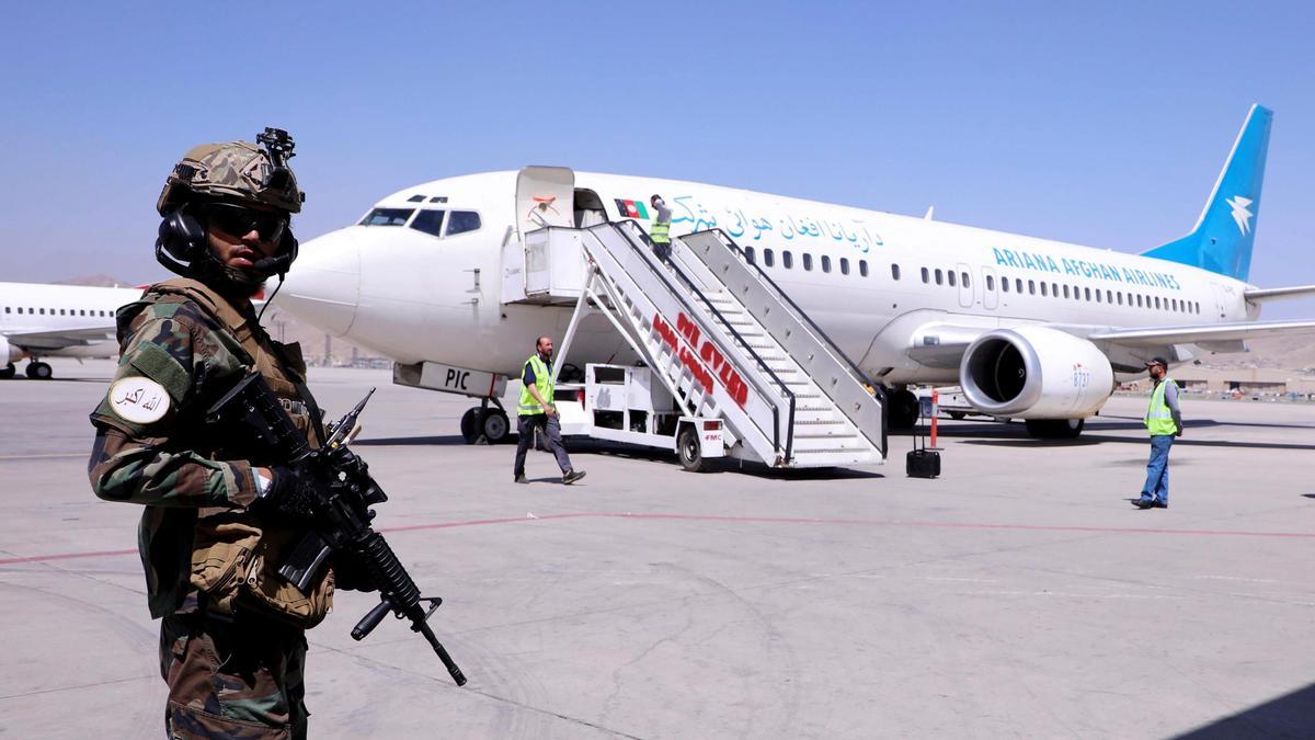 Un avión en el aeropuerto de Kabul.