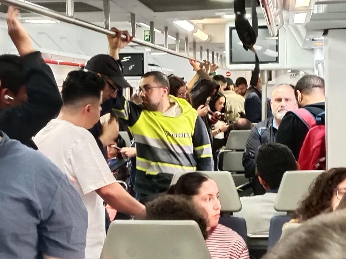Aglomeración de viajeros en el convoy en el que se ha producido el desvanecimiento de una pasajera en Benifaió.