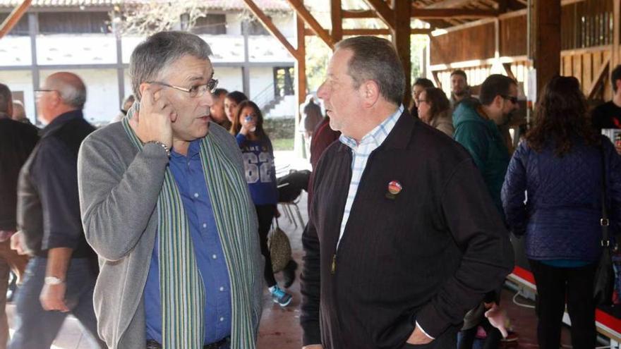 Manuel González Orviz, a la izquierda, con Faustino Sabio, coordinador de Izquierda Unida en Gijón.