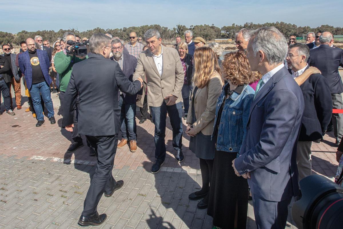 Visita de Ximo Puig a la desembocadura del Segura en Guardamar para anunciar los proyectos contra inundaciones