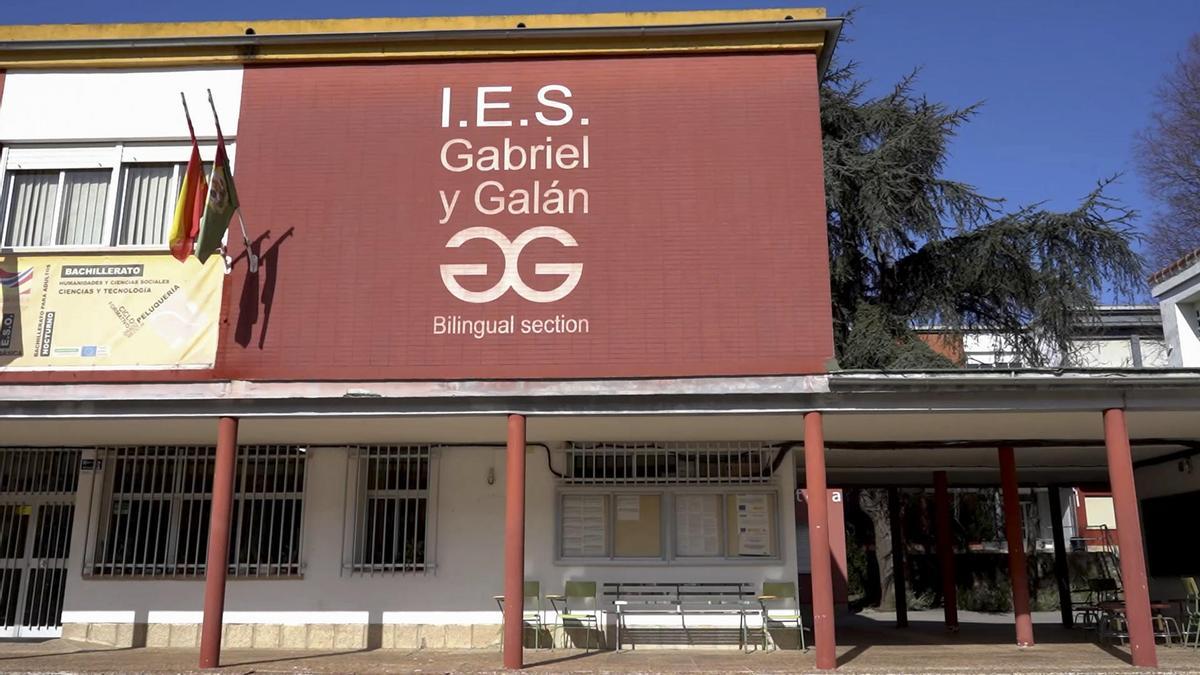 Fotografía del una de las fachadas del IES Gabriel y Galán de Plasencia.