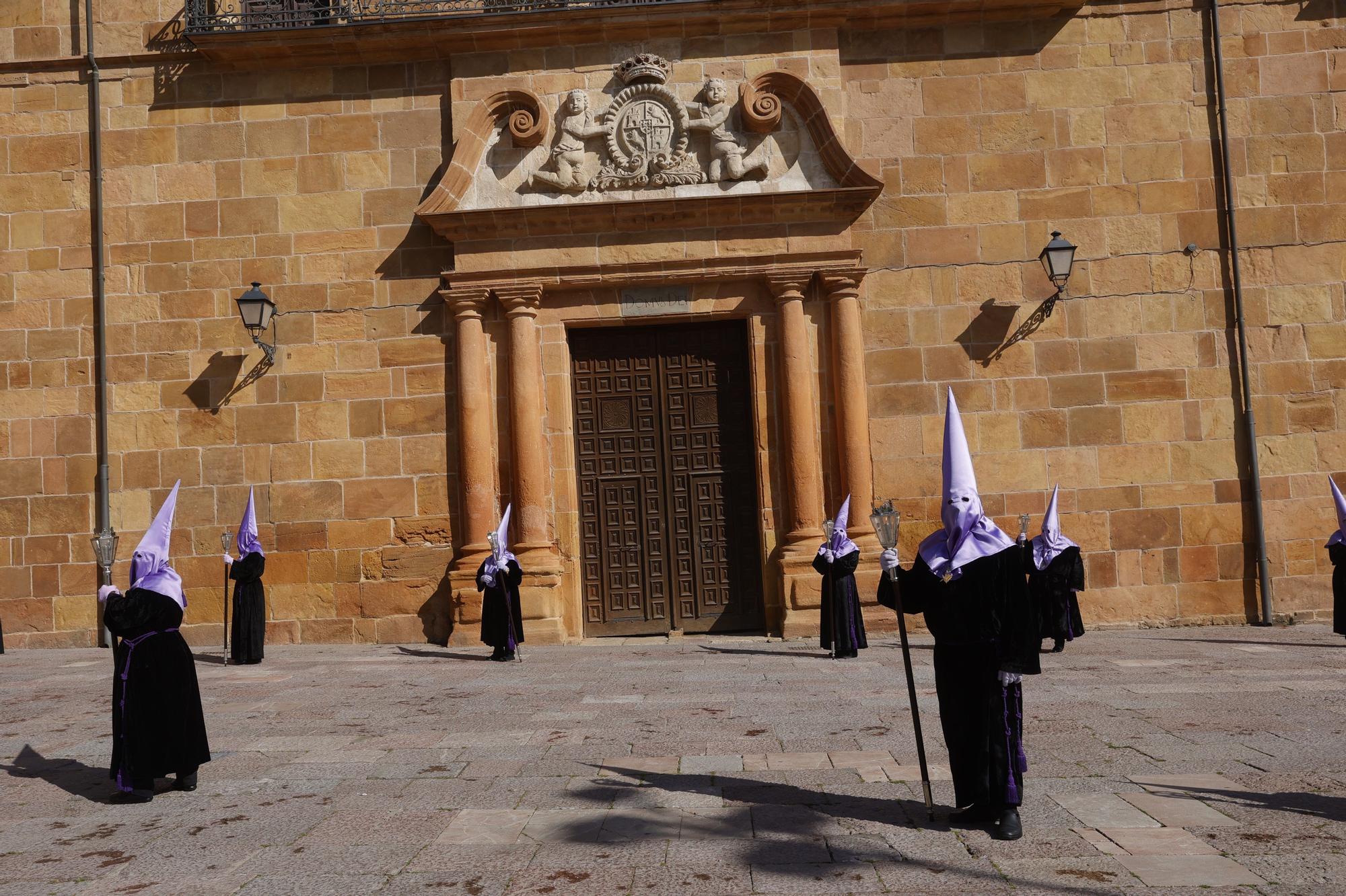 EN IMÁGENES: Así fue la procesión de la Soledad en la Semana Santa de Oviedo