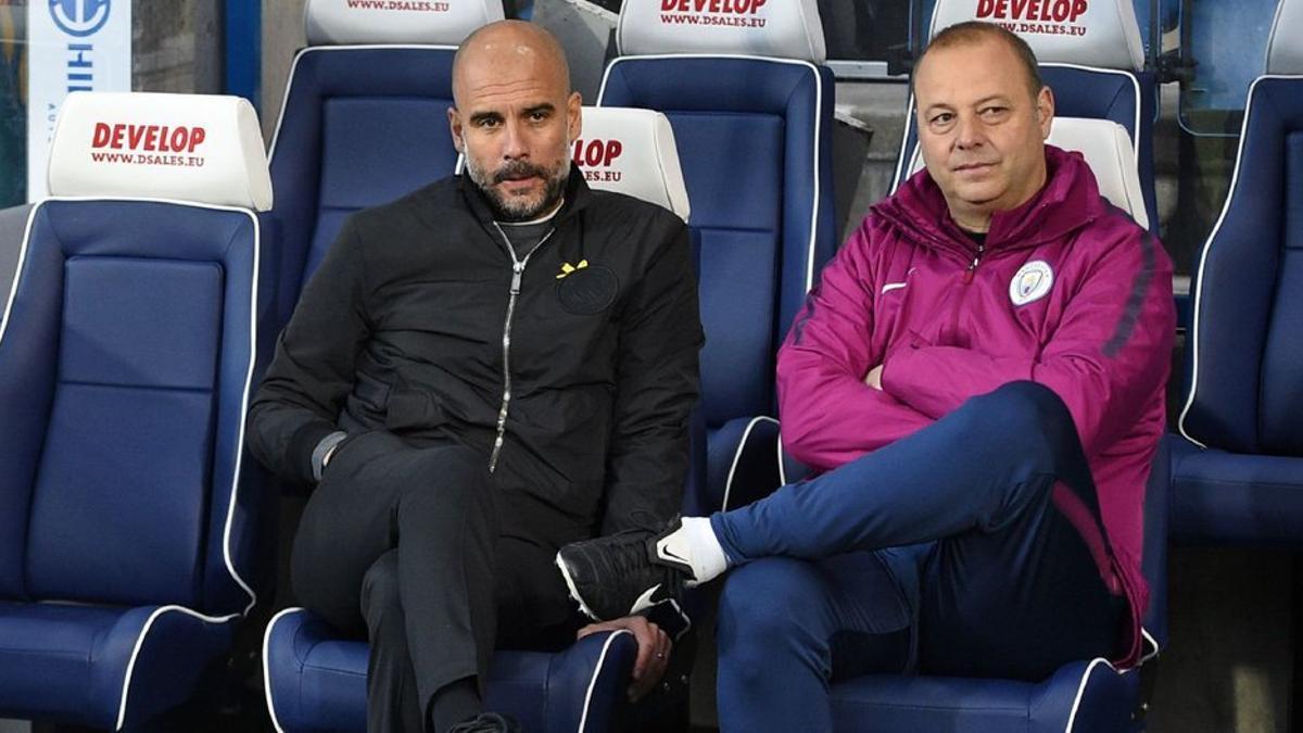 Borrell, junto a Guardiola en el City