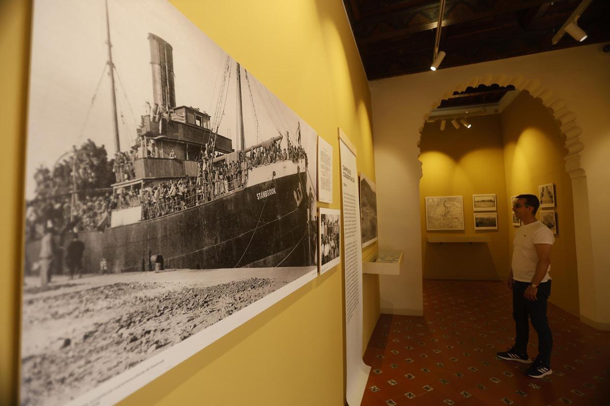 Un visitante en la exposición 'Del éxodo y del viento: exilio español en el Magreb (1939-1962)', en la Casa Árabe de Córdoba.