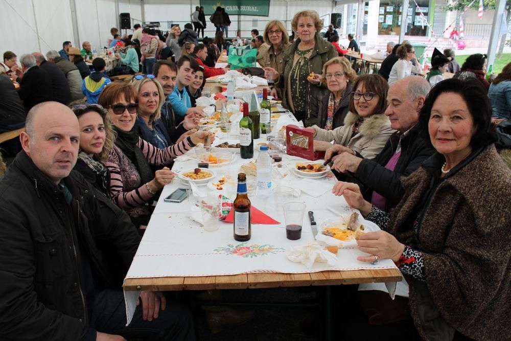 Comida en la calle de Posada de Llanera por San Isidro