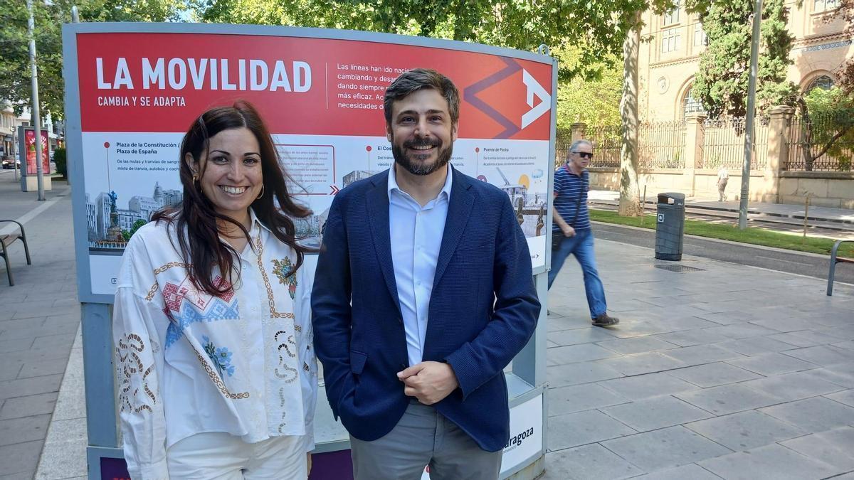 La concejala de Movilidad, Tatiana Gaudes, y el director de Avanza, Carlos Agulló, en la muestra sobre el transporte público.