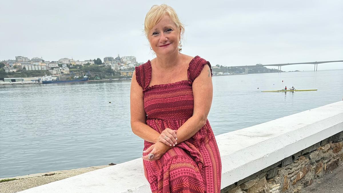 Leticia García, en el paseo de Castropol, con la ría al fondo.