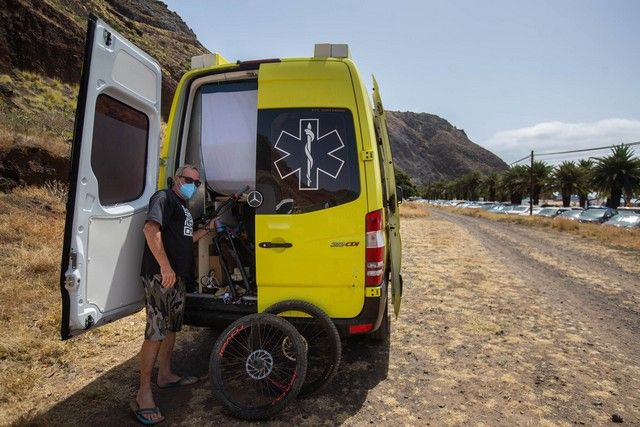 Caravanistas instalados en la zona de aparcamiento de la playa de Las Teresitas