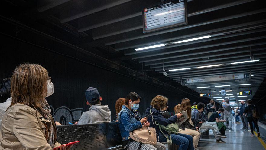 Una mujer mira un panel en la estación de El Clot de Barcelona.