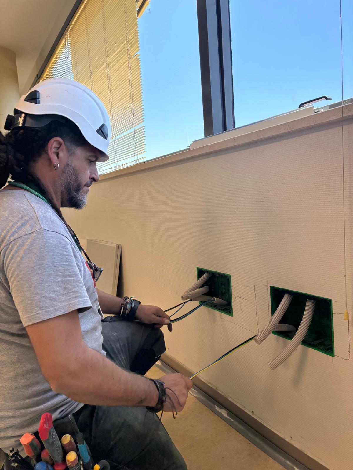 Un trabajador en una de las obras de verano que se realizan en el hospital Reina Sofía de Córdoba.
