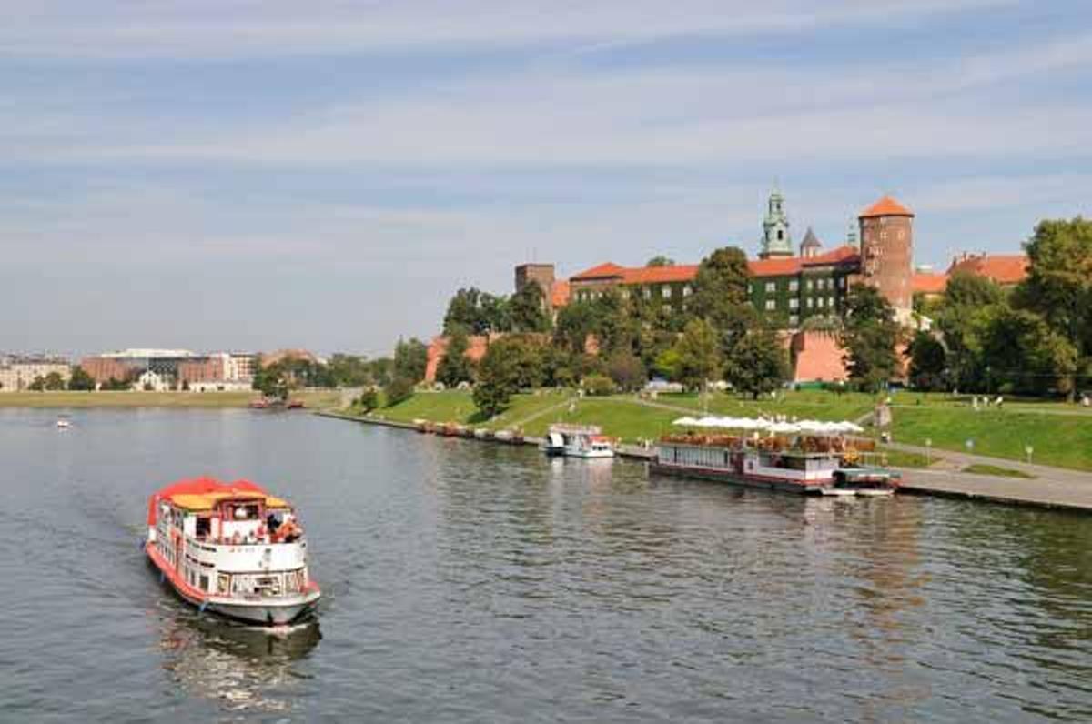 En la olina de Wawel se encuentra el Palacio Real, que ocupa desde la loma de la colina hasta el río Vistula.