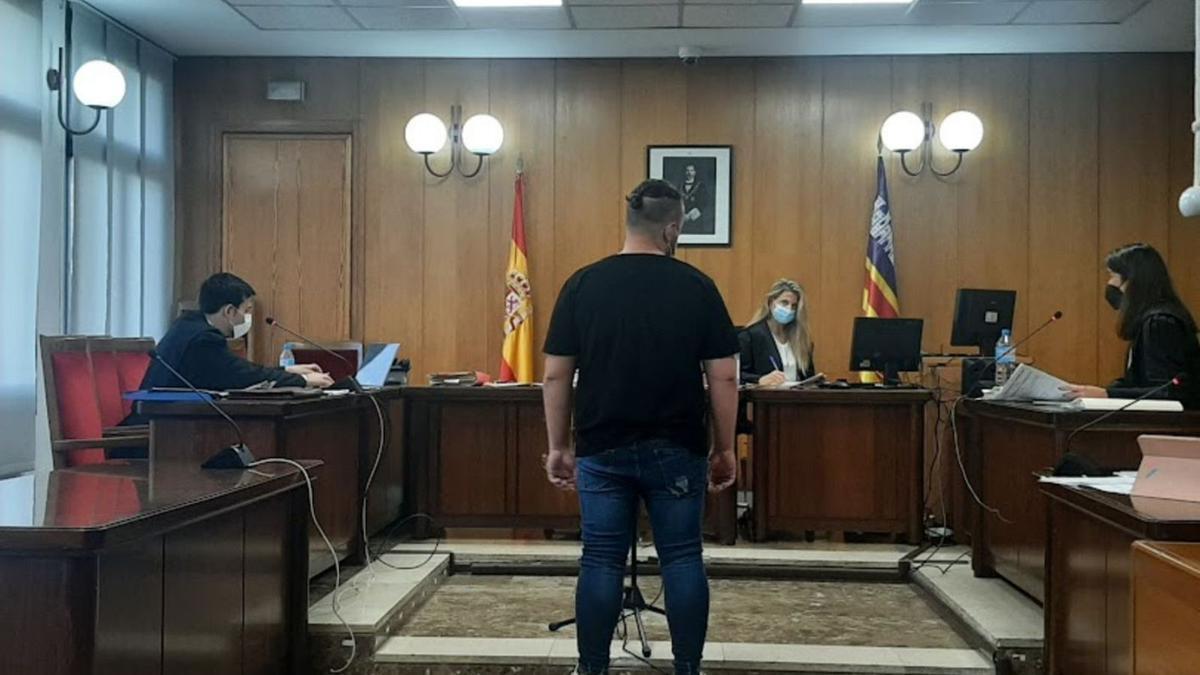 El acusado del atropello mortal a un peatón en Palma en 2020 durante el juicio.