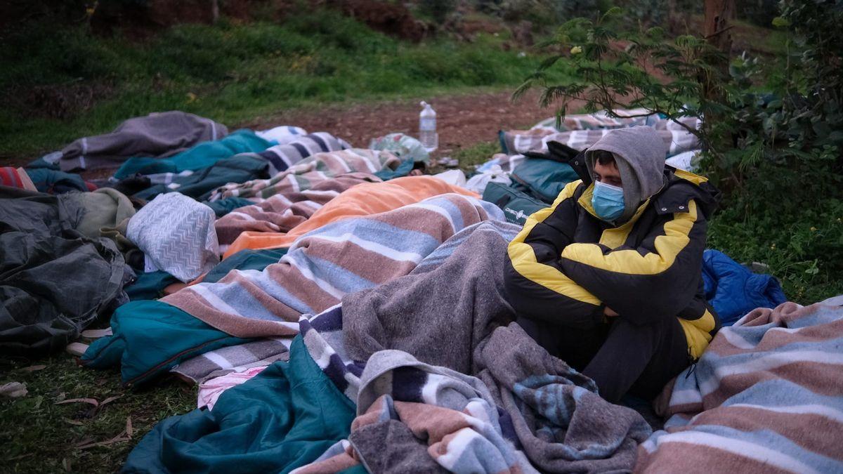 Un inmigrante en el campamento de Las Raíces