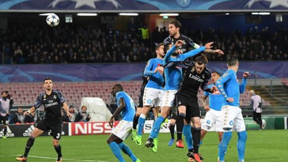 Ramos remata de cabeza a la salida de un córner el primer gol del Madrid ante el Nápoles.