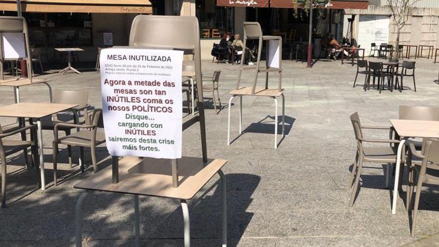Cartel terraza Salceda llamando inútiles a los políticos por su gestión de la pandemia