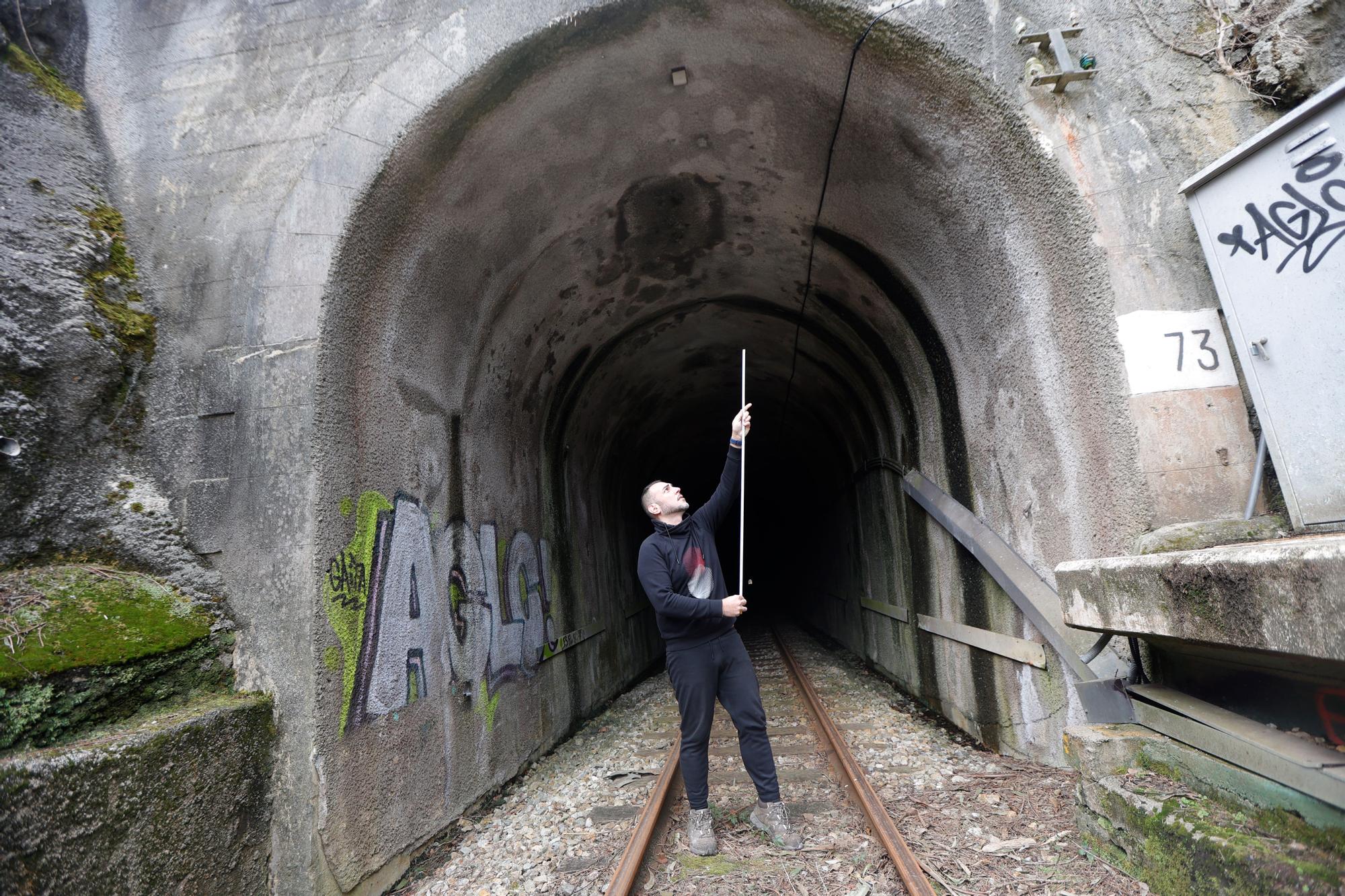 EN IMÁGENES: Un grupo de vecinos de Cudillero protagoniza una "medición irónica" para "informar" a Renfe y Adif de las dimensiones "reales" de un túnel de Feve.