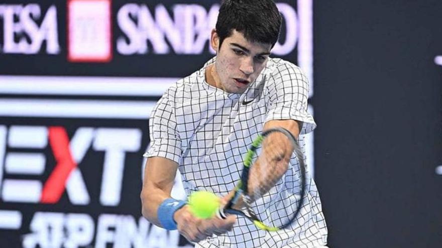 Carlos Alcaraz, ayer en Milán, durante el partido frente a Brandon Nakashima.  | ATP TOUR/PETER STAPLES