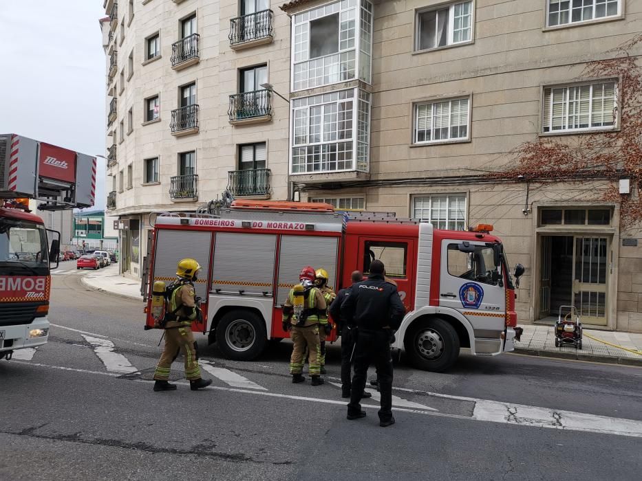 Sucesos en Pontevedra | Evacuada una pareja por un incendio en su casa en Marín