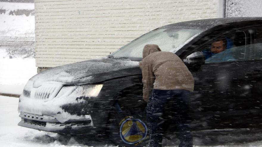Diversos vehicles queden atrapats per la neu entre la Molina i Castellar de N'Hug