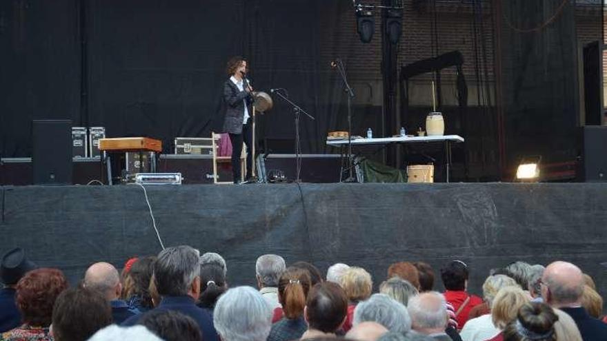 Vanesa Muela acercó su música folk a la Plaza Mayor