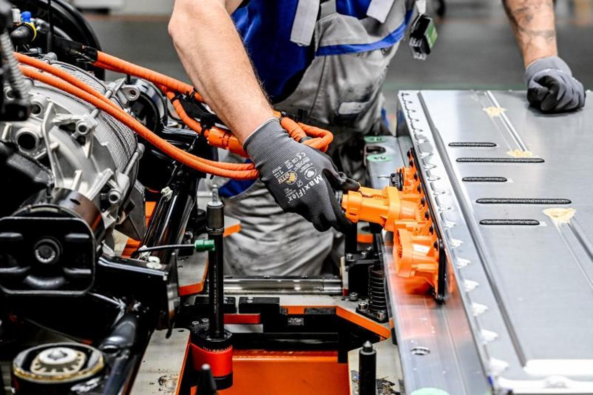 Imagen de un trabajador en una fábrica alemana de automóviles.