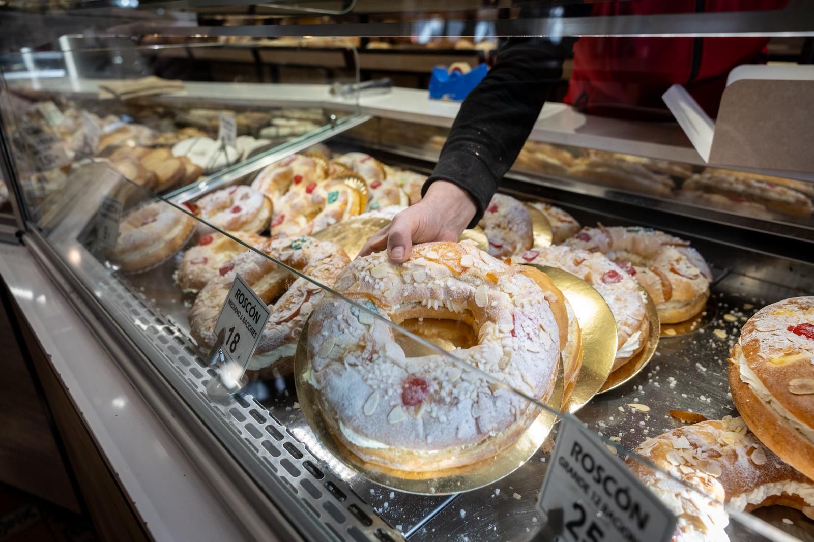 Preparación de los roscones para el día de Reyes en la pastelería Artepan de Zaragoza.