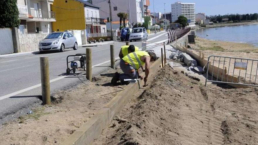 Obras del nuevo sendero peatonal en la playa de A Braña de Vilanova.