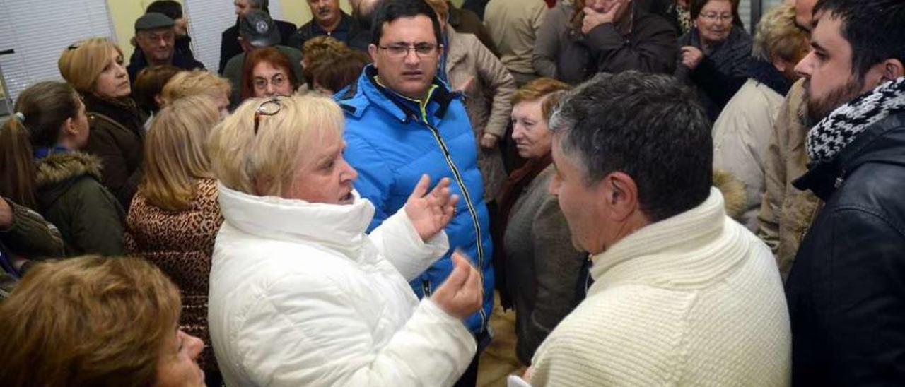 Xulio Barreiro y Gregorio Agís (a la derecha de espaldas) en la reunión. // Rafa Vázquez