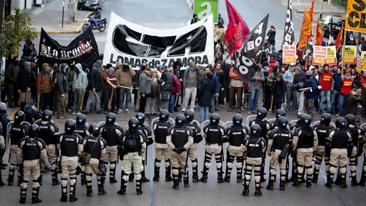 La policía bloquea a los manifestantes en un puente que conduce a Buenos Aires, este jueves.