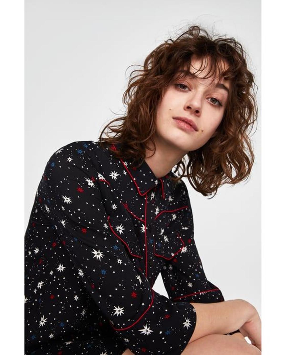 Vestido de estrellas de Zara (Precio: 9,99 euros)