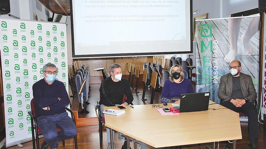 García, izqu., con Miñones, Otero y Santomil en la presentación del presupuesto 2021. Foto: CA