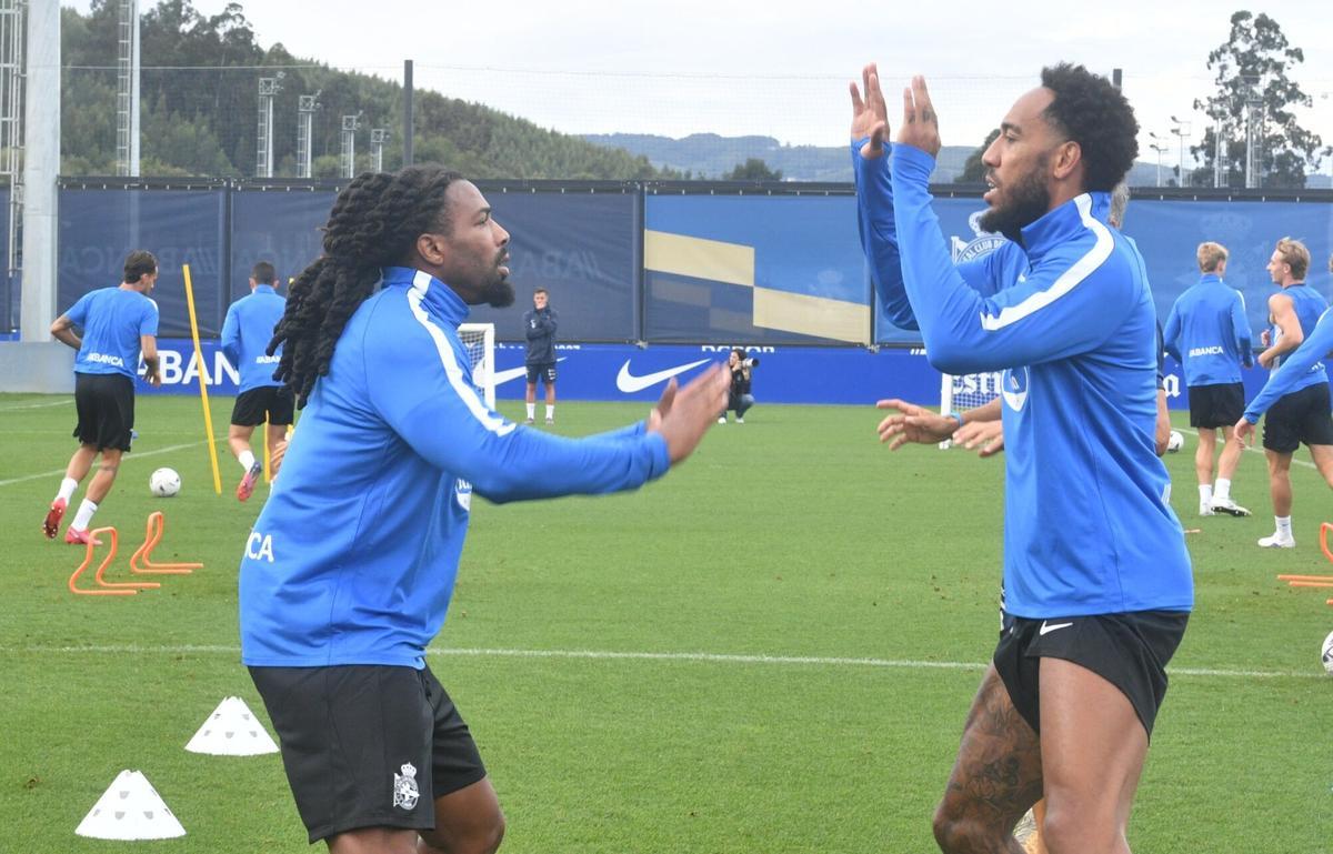 Ya vestido con la ropa de entrenamiento blanquiazul, Adama Traoré trabaja junto a sus compañeros. Ya vestido con la ropa de entrenamiento blanquiazul, Adama Traoré trabaja junto a sus compañeros.