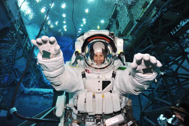La astronauta italiana, con el traje de paseo espacial