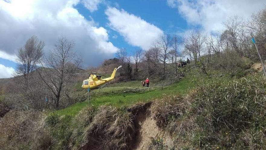 Los equipos de rescate, junto al helicóptero que trasladó a la pequeña.